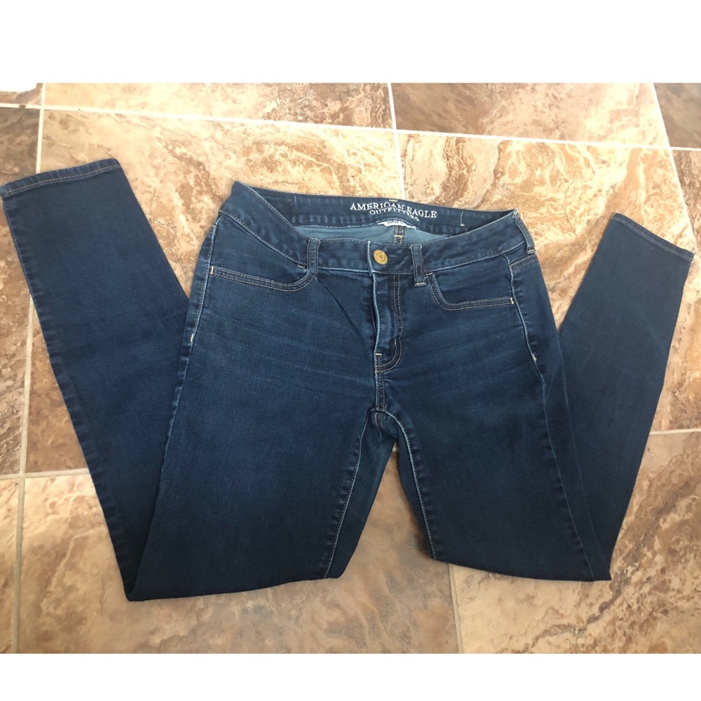 American Eagle Outfitters skinny jegging jeans
